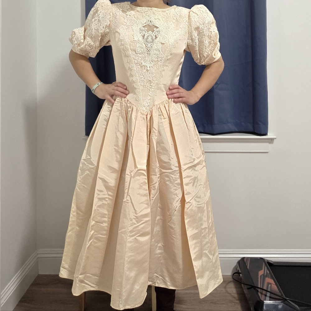 Jessica McClintock Lace Dress in Cream